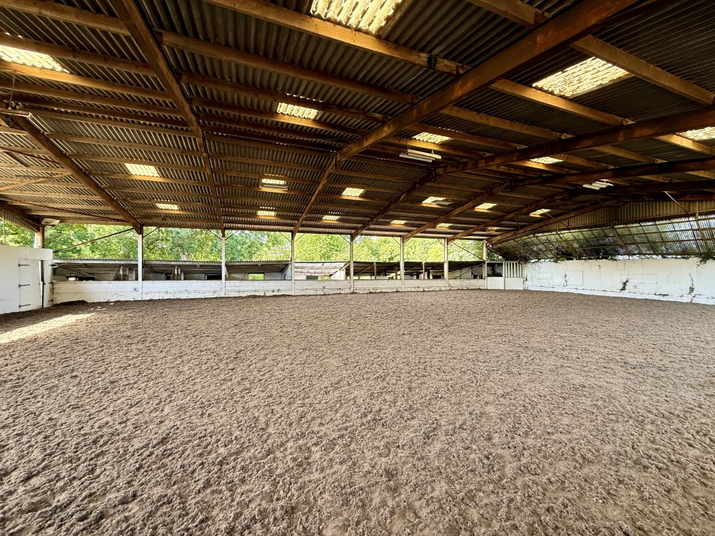 Lot: 80 - EQUESTRIAN FACILITY - INDOOR MANÈGE, STABLES, PADDOCKS AND ACCOMMODATION - Indoor sand school